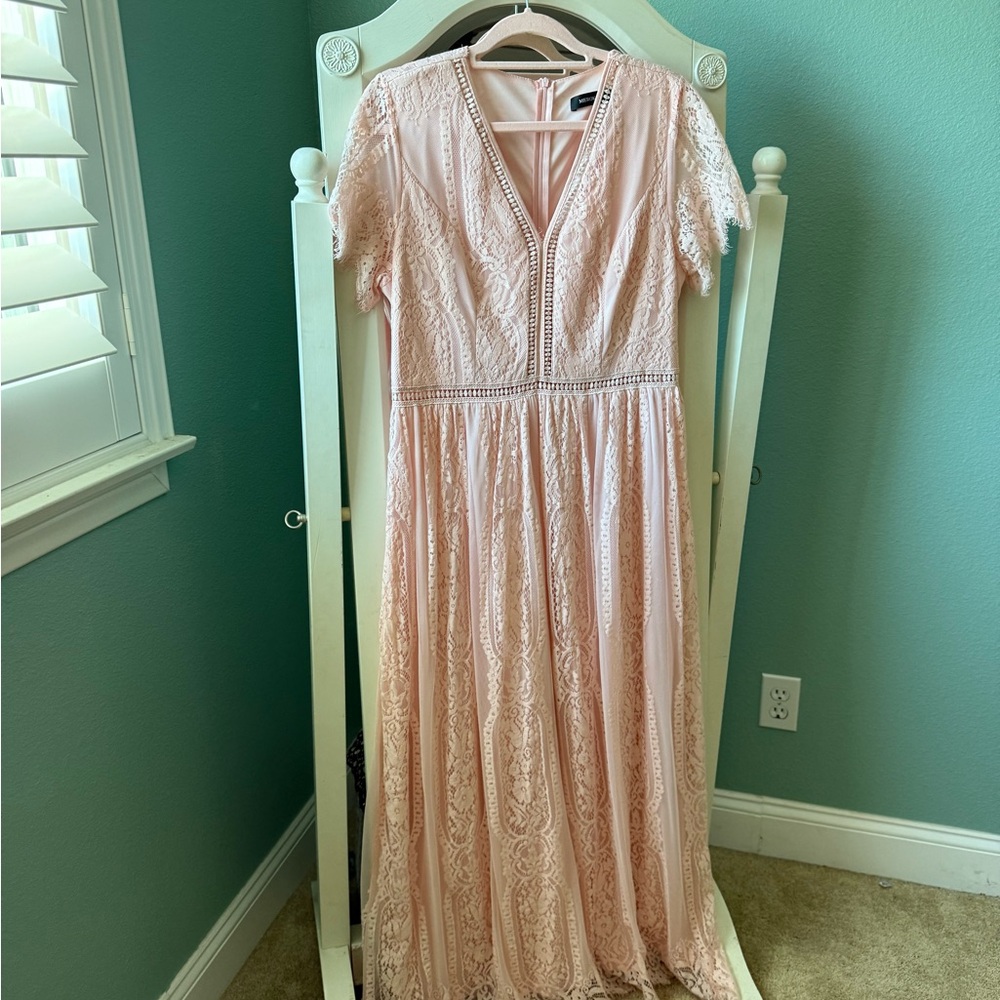 Elegant Lace Maxi Dress in Blush Pink